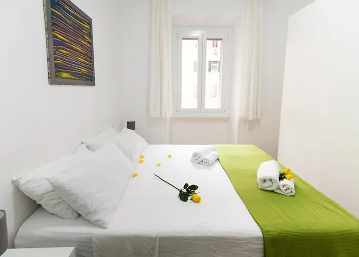 Apartment Domus Aurea A Stone's Throw From The Colosseum Rom